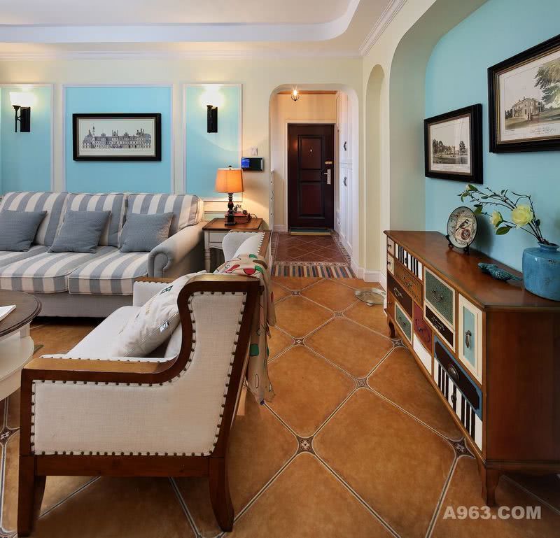 客厅的玄关柜背景，沙发背景都加入了客户喜欢的淡蓝色，整个客厅显得清新自然，舒适自在的感觉