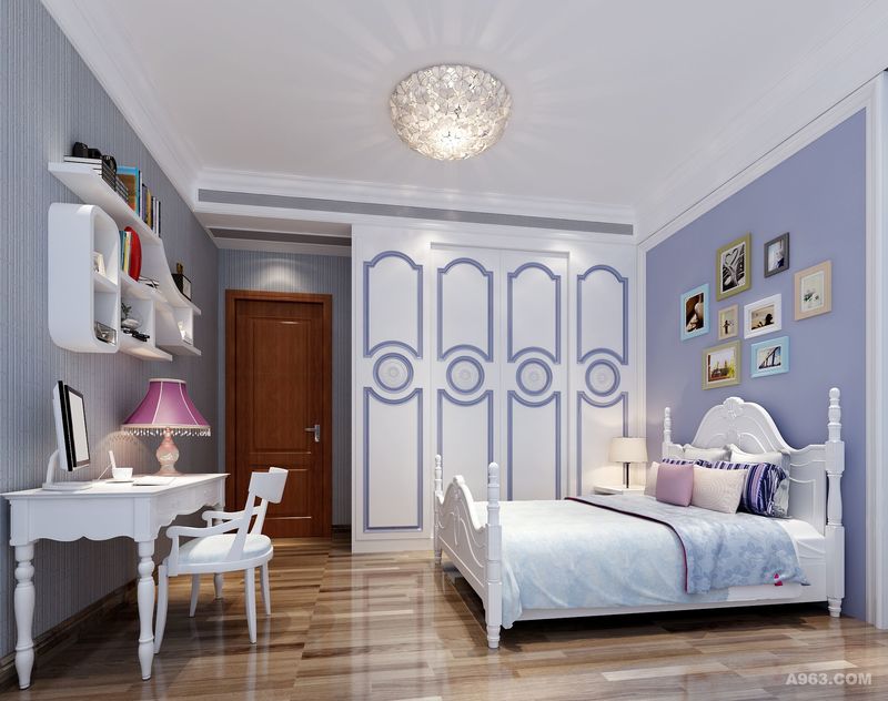此房间用了蓝色经典之色，让人神清气爽，人的三分之一的时间是在卧室里度过，所以塑造此舒适的感觉令人惬意！