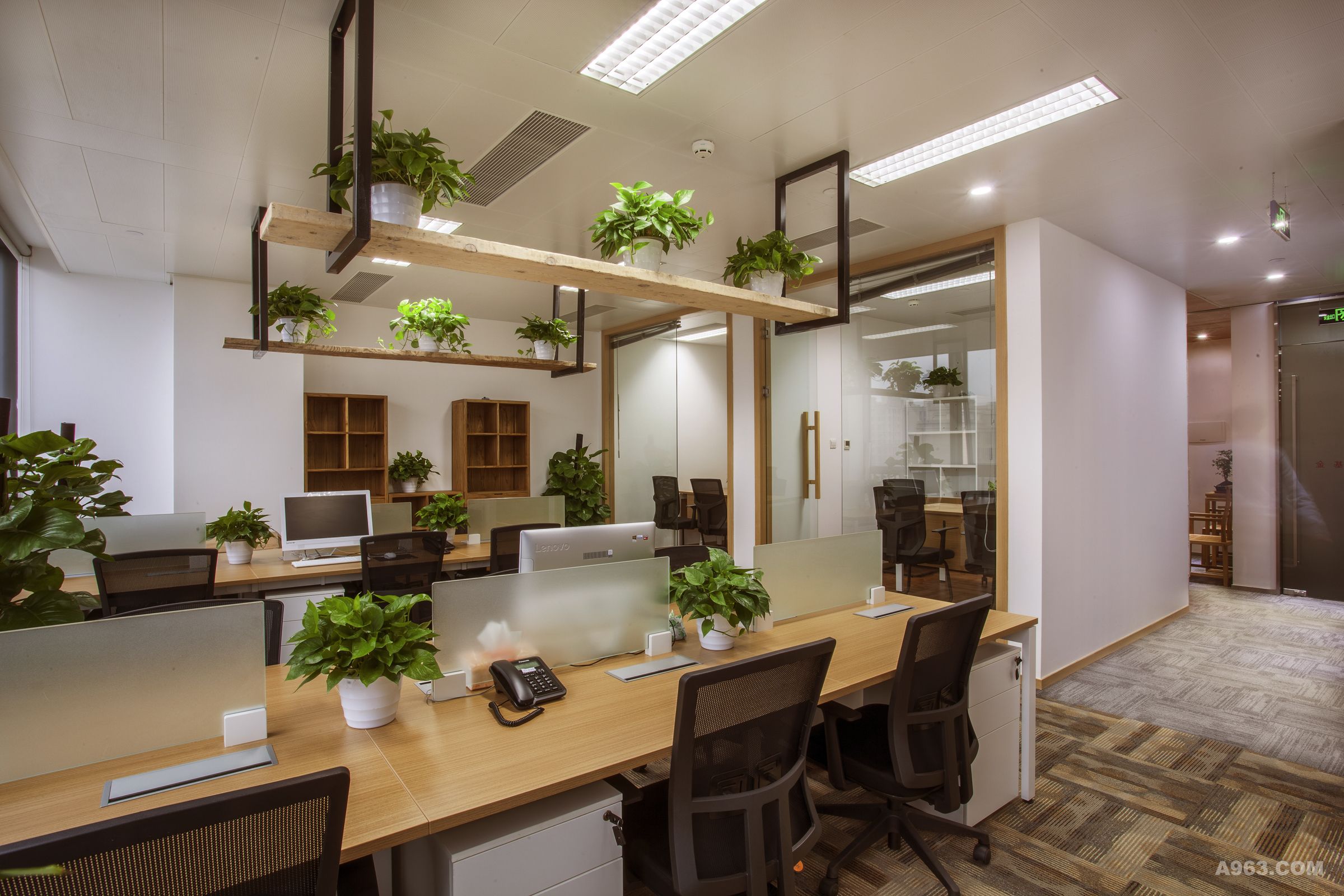 员工办公区域
布置于采光充足的区域，就是为了员工有最优的工作环境。设置温润的木质板与刚硬的矩管所搭配，上面放置绿色多肉植物，为员工带来一抹清新自然。
副总经理室及行政办公室抬高的设计，不仅暗喻行政级别的划分，更让整个空间“活”了。
在两侧分别设置书柜，望员工在工作之余一杯香浓的咖啡搭配一本营养丰富的书籍。待疲劳消散过后，又能充满热情全身心的投入工作之中。