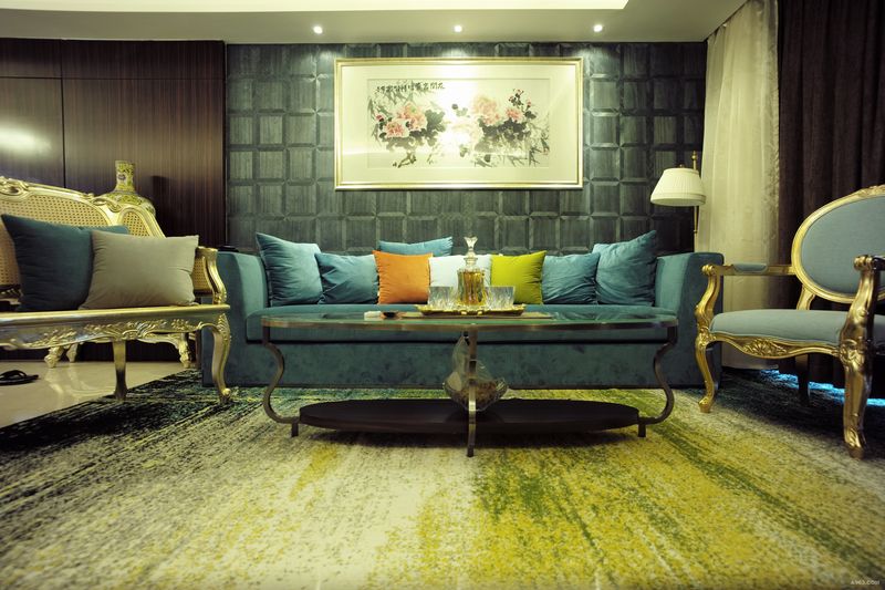 会客厅的色彩秉承传统西式古典的典雅和华贵，满布背幅的蓝色木纹与沙发相呼应，一幅水墨画尽道出空间温厚宁静的物语。