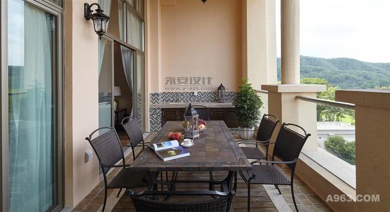 休闲生活阳台：
设计师巧妙的利用墙体结构，备餐导台的设计，生活休闲两不误。