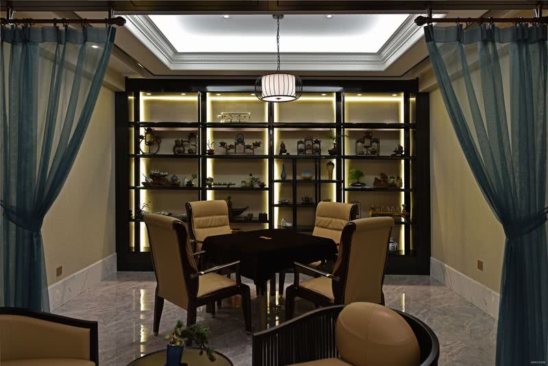 深色的金属酒架、长桌、即有古典的优雅又有新式的摩登。