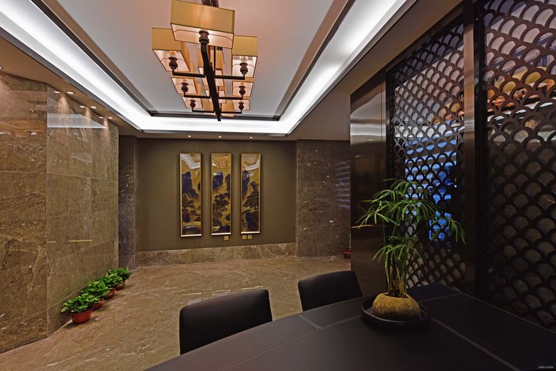 一层空间主要分割为厨房和前厅两个部分，主入口与通往二楼的楼梯通过水波纹金属屏风相隔注重空间私密性，并最大限度的将自然光引入室内。
