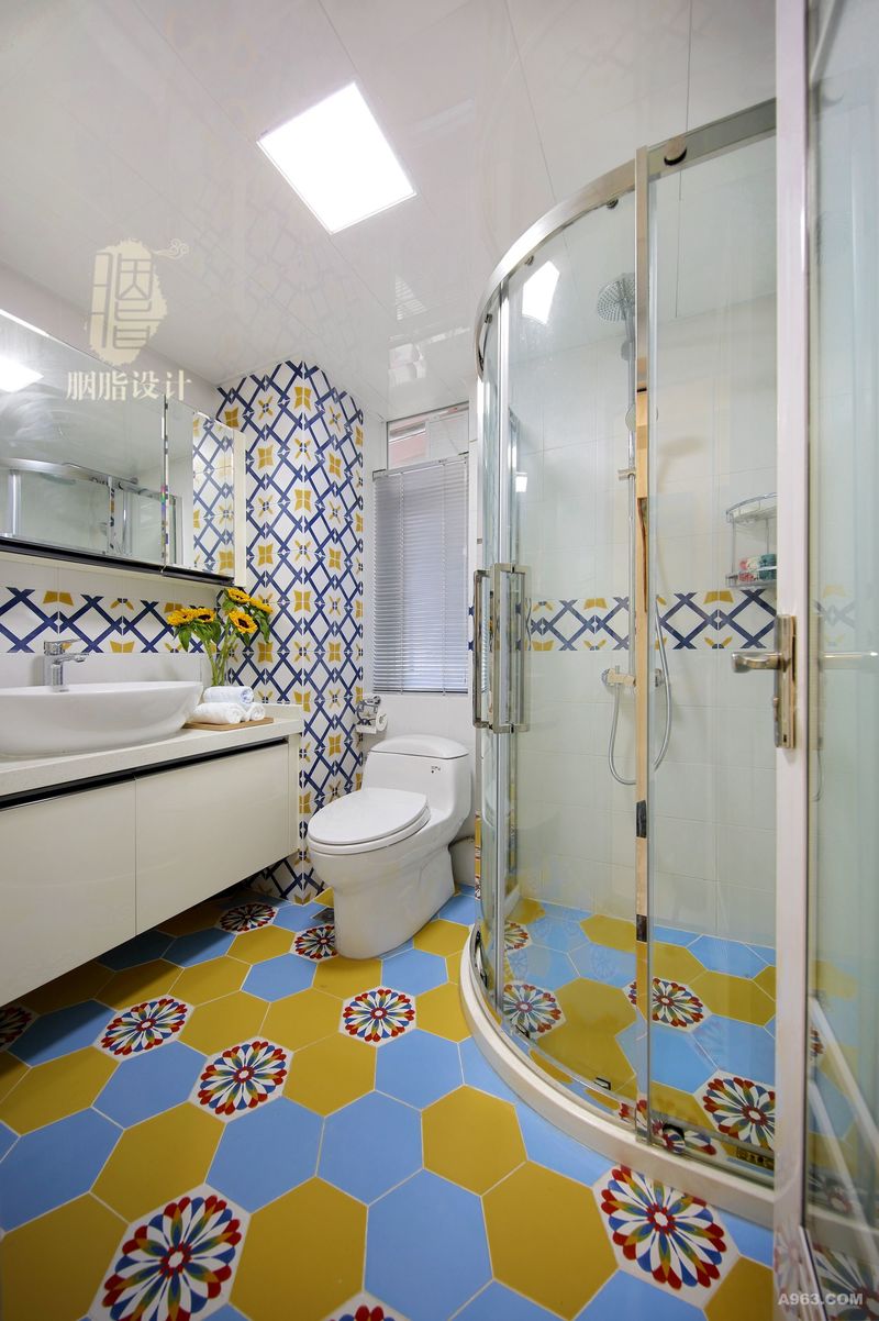 淋浴房设计玻璃隔断，干湿区分明，让卫生间不会湿哒哒！