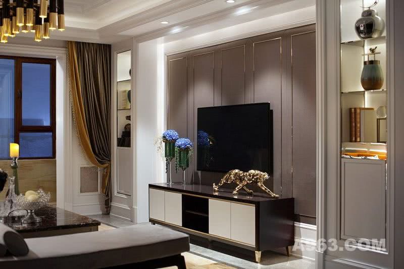 电视墙两边的装饰柜可以增添客厅的储物功能，同时隔板与护墙板之间的缝隙可以让灯光通过，隔间因此显得更通透，提升摆饰的观赏性。