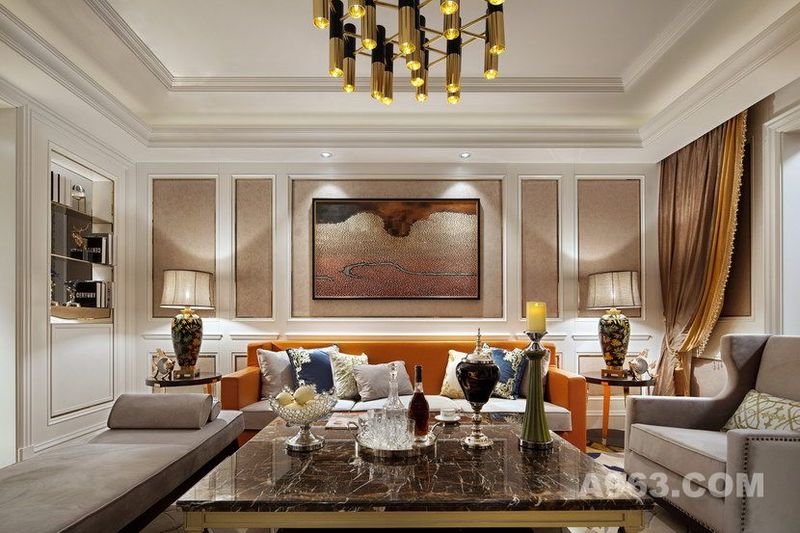 客厅：偏具现代风格的亚光皮革沙发是品质的象征，坐垫、地毯的柔软质感刚好中和金属家具的冰冷感。