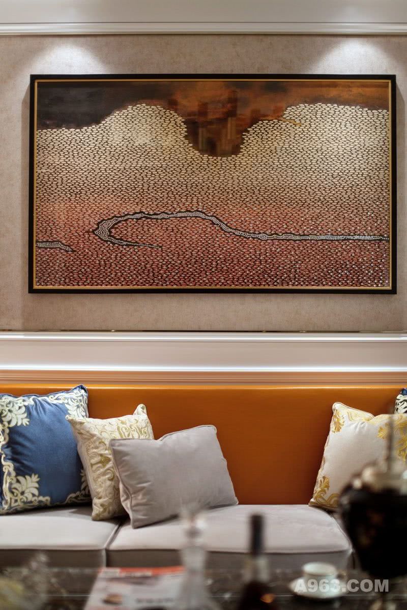 客厅利用抽象派立体挂画打造视觉焦点，画框材质与硬包材质适当统一，空间整体感更强。
