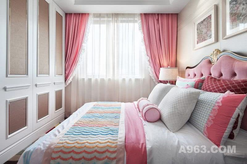 窗帘、抱枕均有荷叶边装饰，保持风格统一。