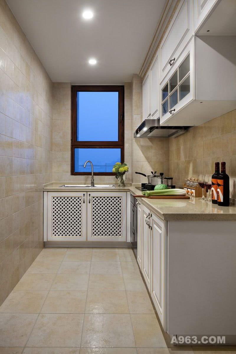 厨房：墙面和地板采用同一种瓷砖，让厨房看起来更为敞亮、整洁。