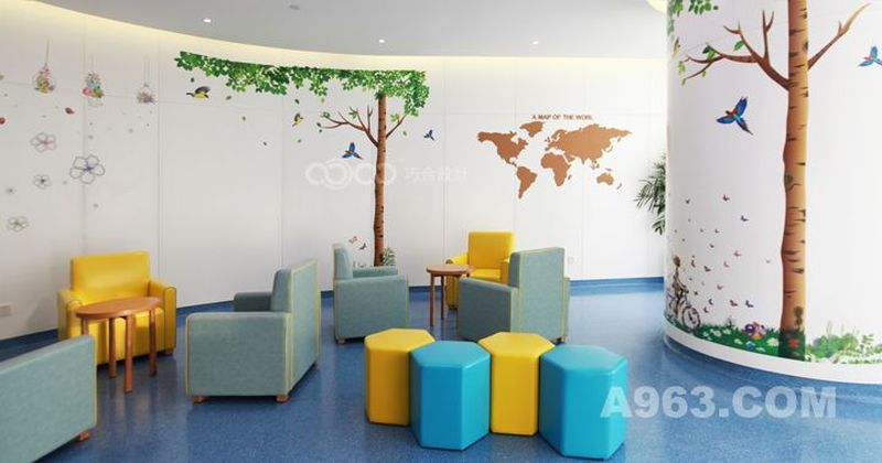 儿童区的空间曲线流畅自然，桌椅安全、趣味、舒适、易维护