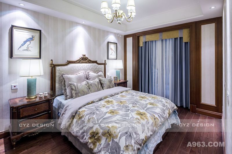 客卧空间的“灰蓝色+玳瑁色”配色低调奢华，蓝灰色与中性黄拼接在相互融合中带来沉静低调的氛围。精致的摆件在无形中提升着格调。