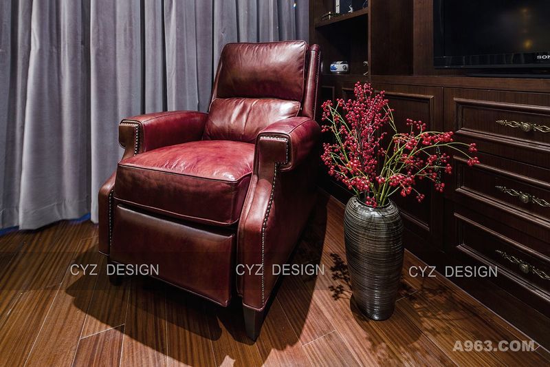 不同于常规一桌一椅的书房，简单舒服的豆沙绿美式双人沙发，自然安静让人放松；点缀红色美式的单人位沙发，与豆沙绿颜色的碰撞和双人沙发的互动，让整个空间更加有互动感，简单、舒服、实用。