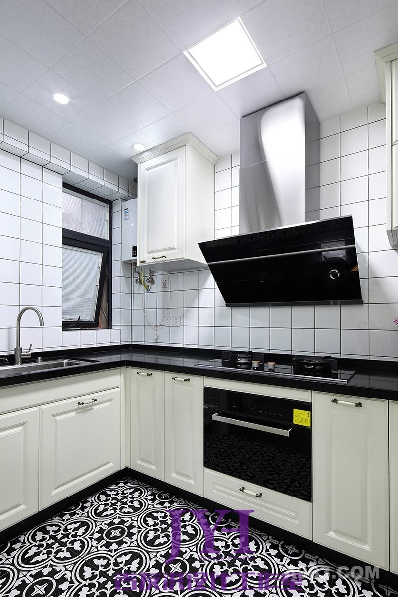 厨房：小白砖配白色橱柜，地面黑色花砖，更加有立体感
