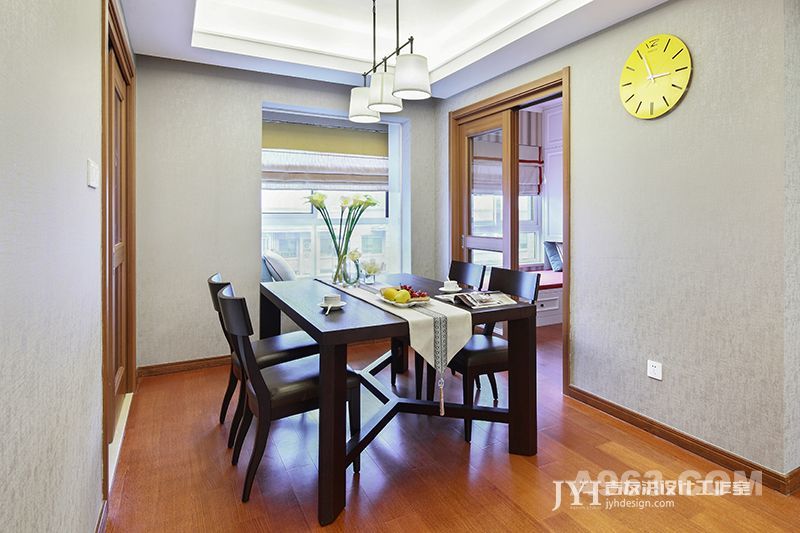 客厅，餐厅，整体灰色调，黄色挑亮空间、蓝色点缀色，二种颜色饱和度相似，自然，宁静，不喧闹。
