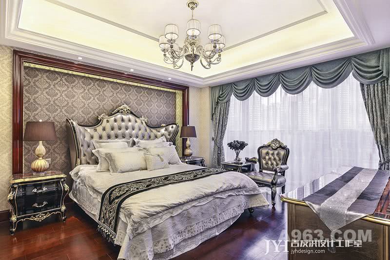 主卧室，褐色的奢华墙纸背景与尊贵的水晶吊灯，丝绒面的窗帘，加上一张欧式奢华的大床，白色的床品，完整体现了对品质典雅生活的追求，弥漫新贵典雅的气氛。
