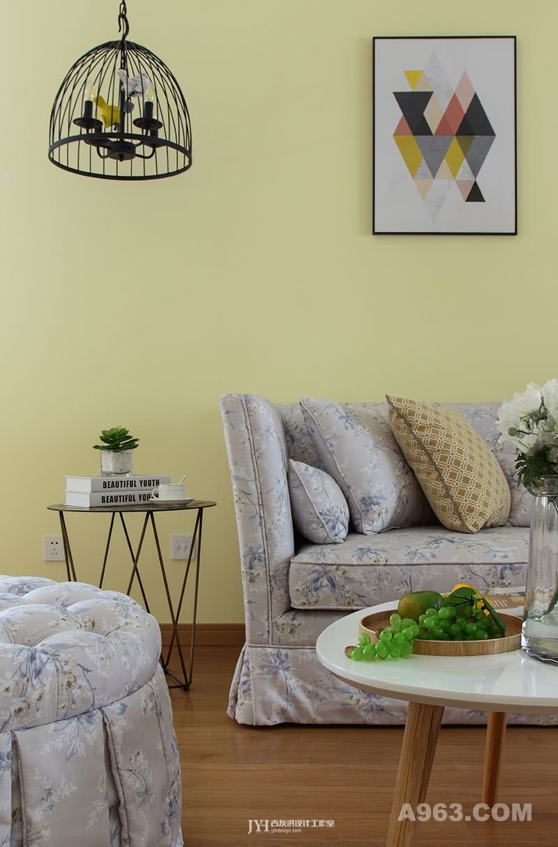   客厅颜色改成黄色，硬装上没有过多的造型堆砌，通过家具和配饰组合形成整体风格。 色彩的选择较柔和、温和的色彩过渡，就像夏天吹来轻轻的微风。



