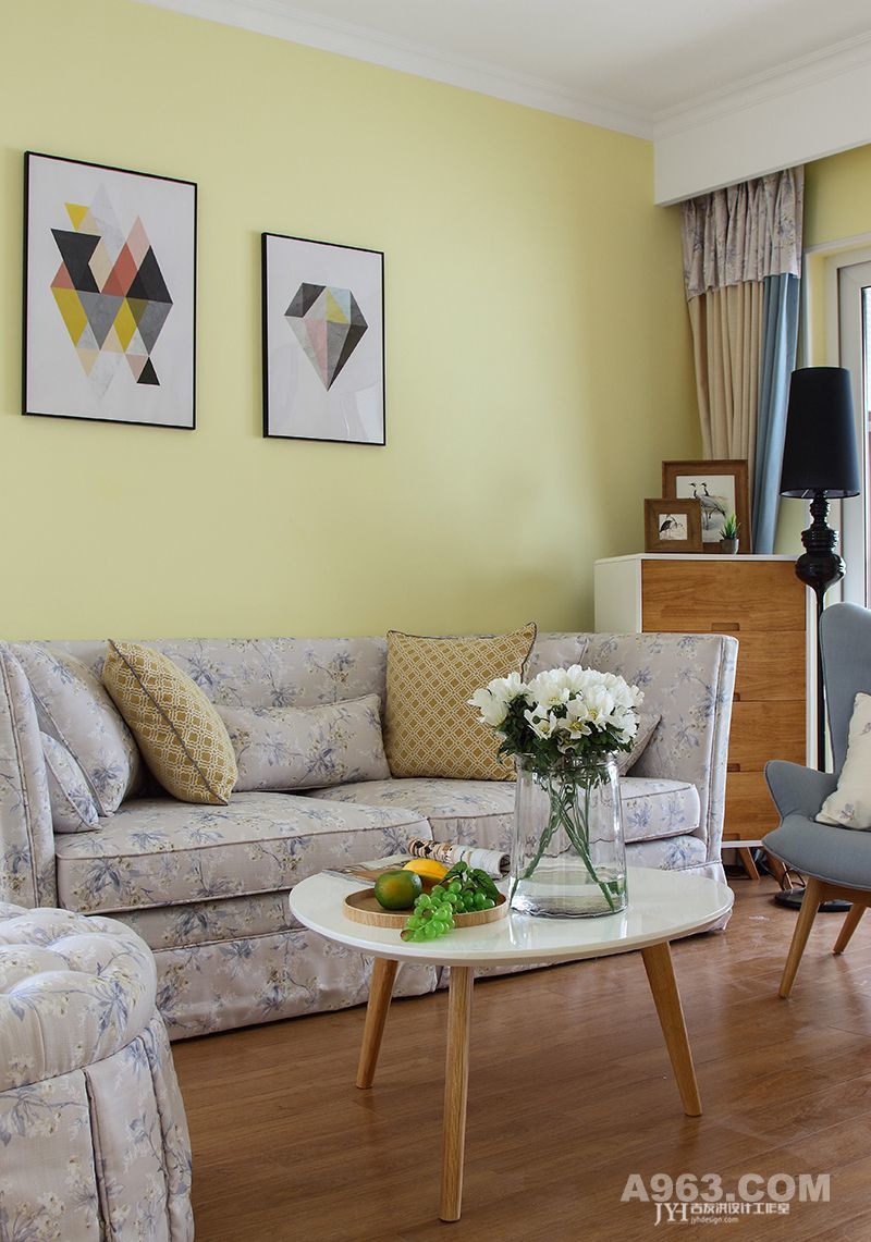 因为大面实用黄色乳胶漆，所以在家具、窗帘、挂画等配饰的选择上大面积留白。
