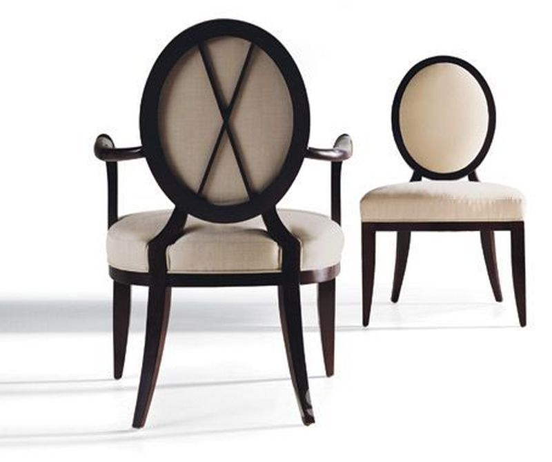 这款餐椅源于Baker品牌，由世界上最杰出、最富才华的设计师之一Barbara Barry设计。Barbara Barry设计的产品兼具优雅、时尚和奢华的感觉，可激发出人们对美好生活的向往。此款座椅为法国新古典主义的转型，椭圆形的靠背背面有一个独特的“X”型设计，八字形的腿部，以优雅的弧度惊艳时光。