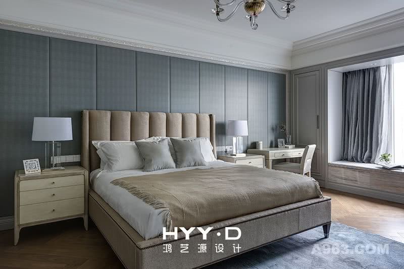 主卧 / Master  bedroom
家具曼妙的形态和稳重的色彩具有典雅感，暗藏式的收纳设计让空间更井井有条，舒适在前，奢华在后。
