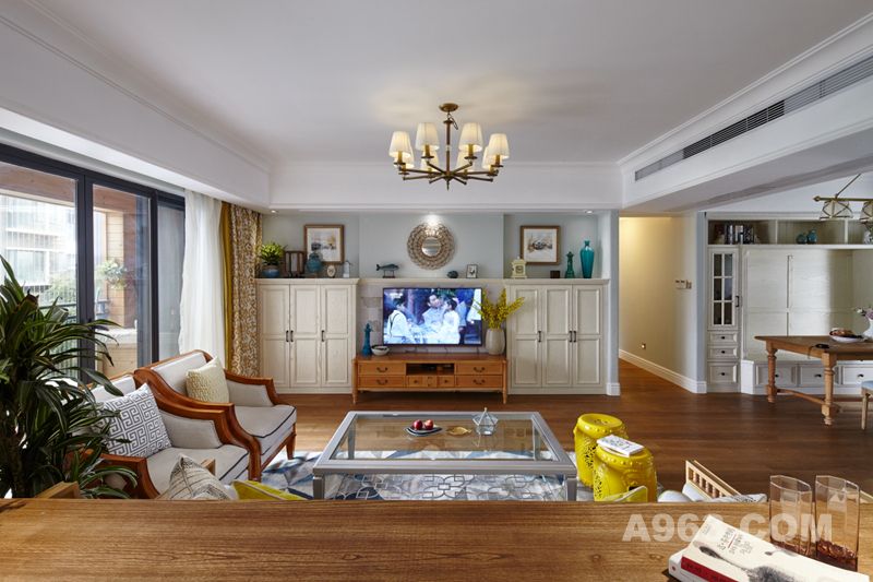 方正的格局、简单利落的线条与清爽的色块搭配，让客厅呈现出一派舒适又端庄大气的感觉。