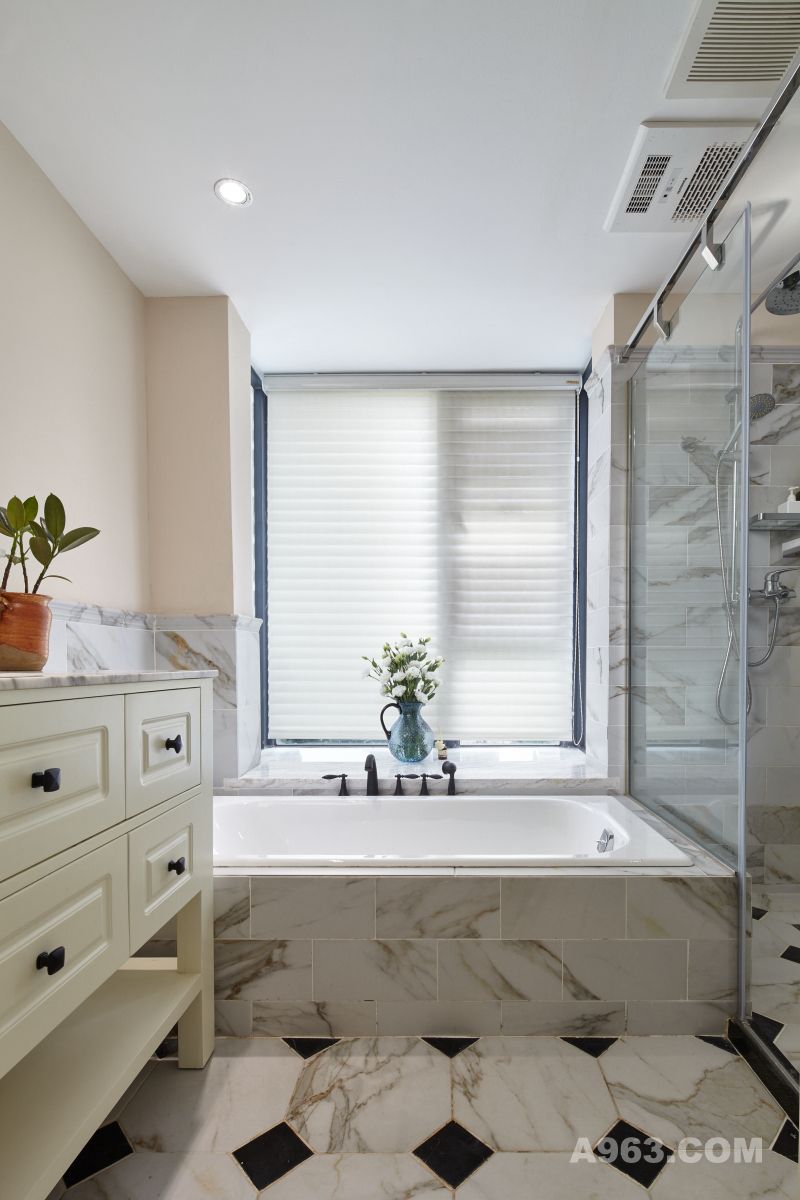 卫浴空间分成了淋浴区与泡澡区，以玻璃材质作为隔断不会产生视觉上的阻碍，简单的功能分区又满足了主人不同的使用需求。