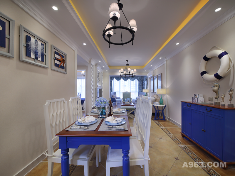  经典的蓝色餐桌搭配清晰的白色餐椅，清爽的感觉就像身临海边一样，享受着如清新海风舒适的就餐环境。餐桌上大朵的花束，充满清新与浪漫，空气都变得分外甜蜜。