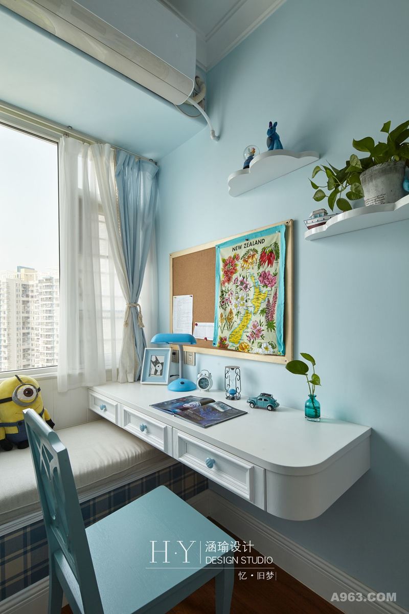 在不大的空间里，设计师以天蓝作为空间打底色，同时以窗帘、椅子与床品上的一抹蓝色作为色系延展，而墙裙则丰富了底色。
