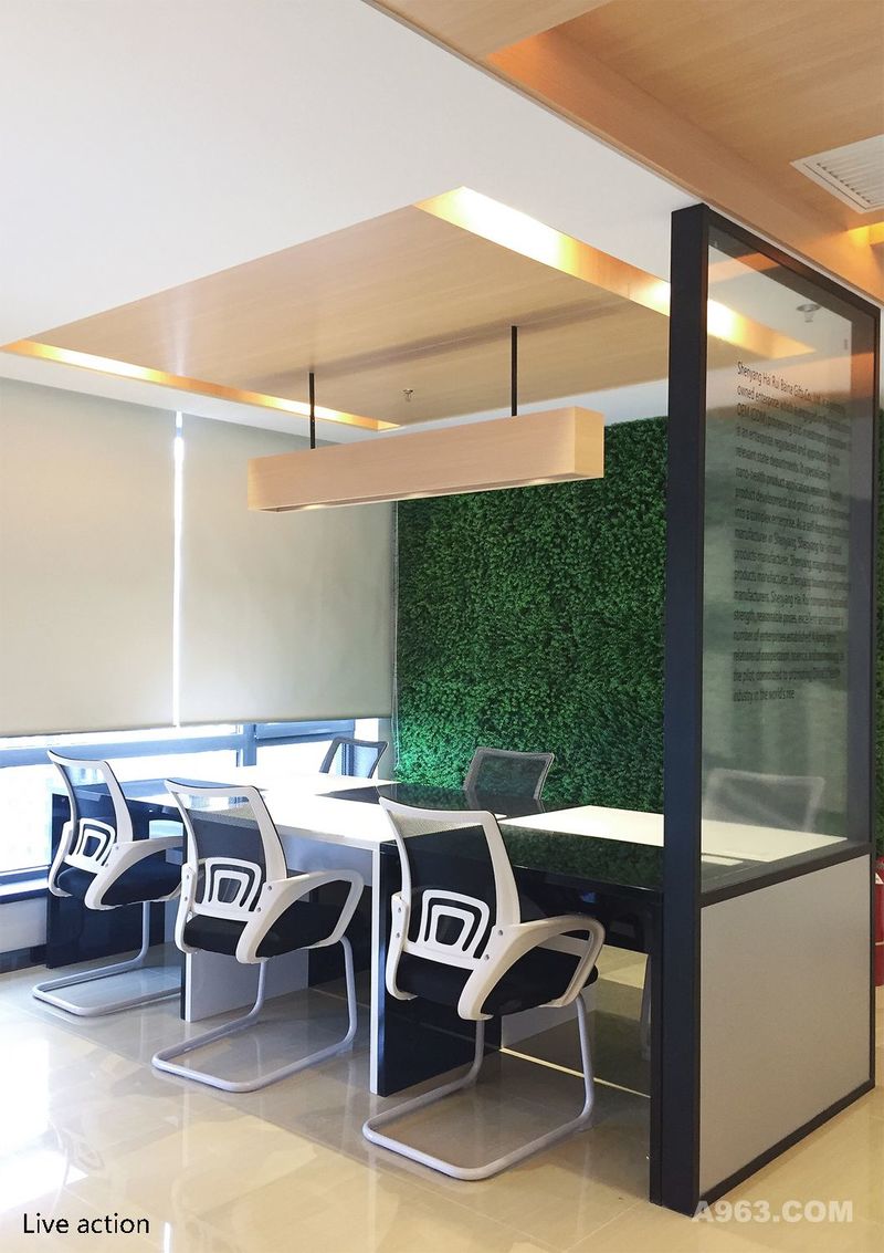 绿植背景墙吸引人的眼球，
寓意着企业未来蓬勃发展。