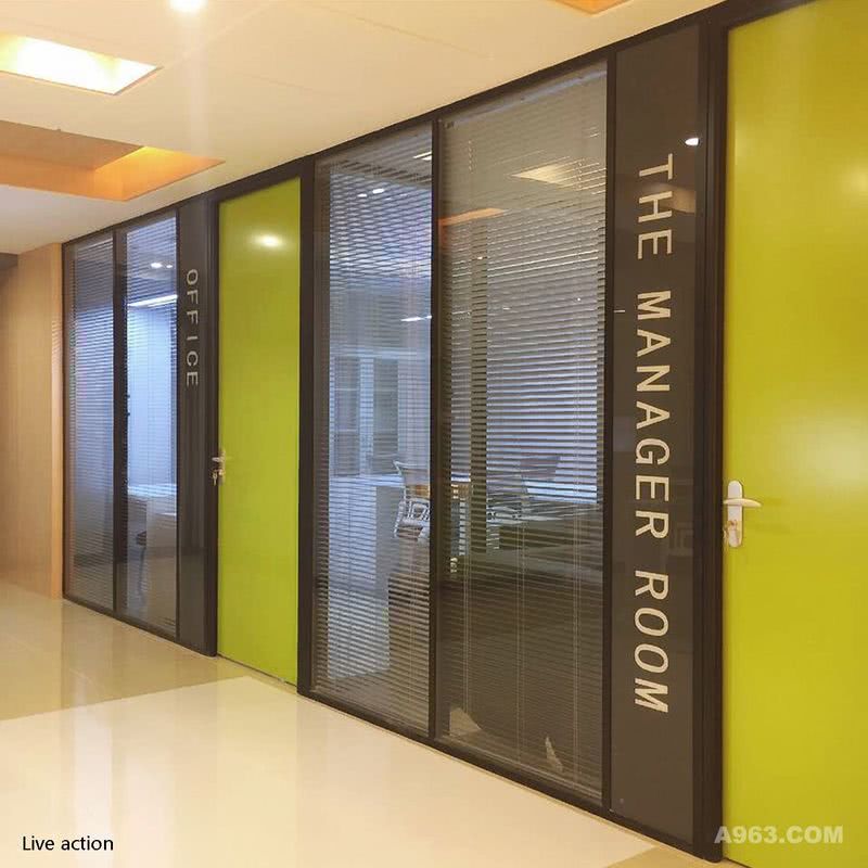 特设计了展示性隔断,
增强了Office空间之间的区域感，
绿色烤漆板与黑钛钢的选用活跃了整体空间氛围。