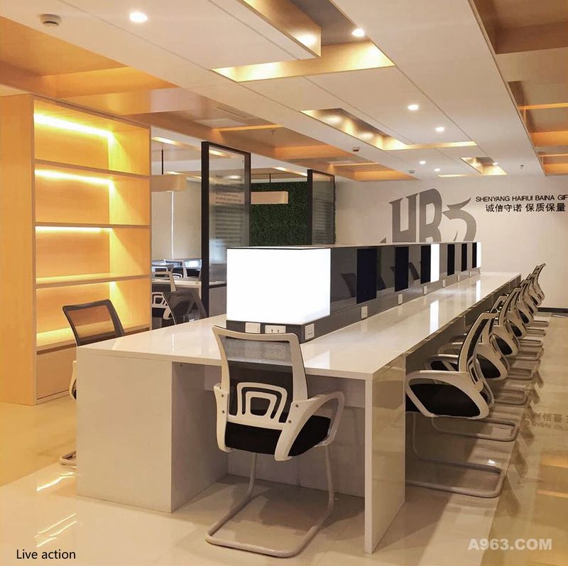 Open office区域同时利用了
色温3000K暖光源活跃氛围，
以射灯照亮区域，虚光烘托空间气氛。