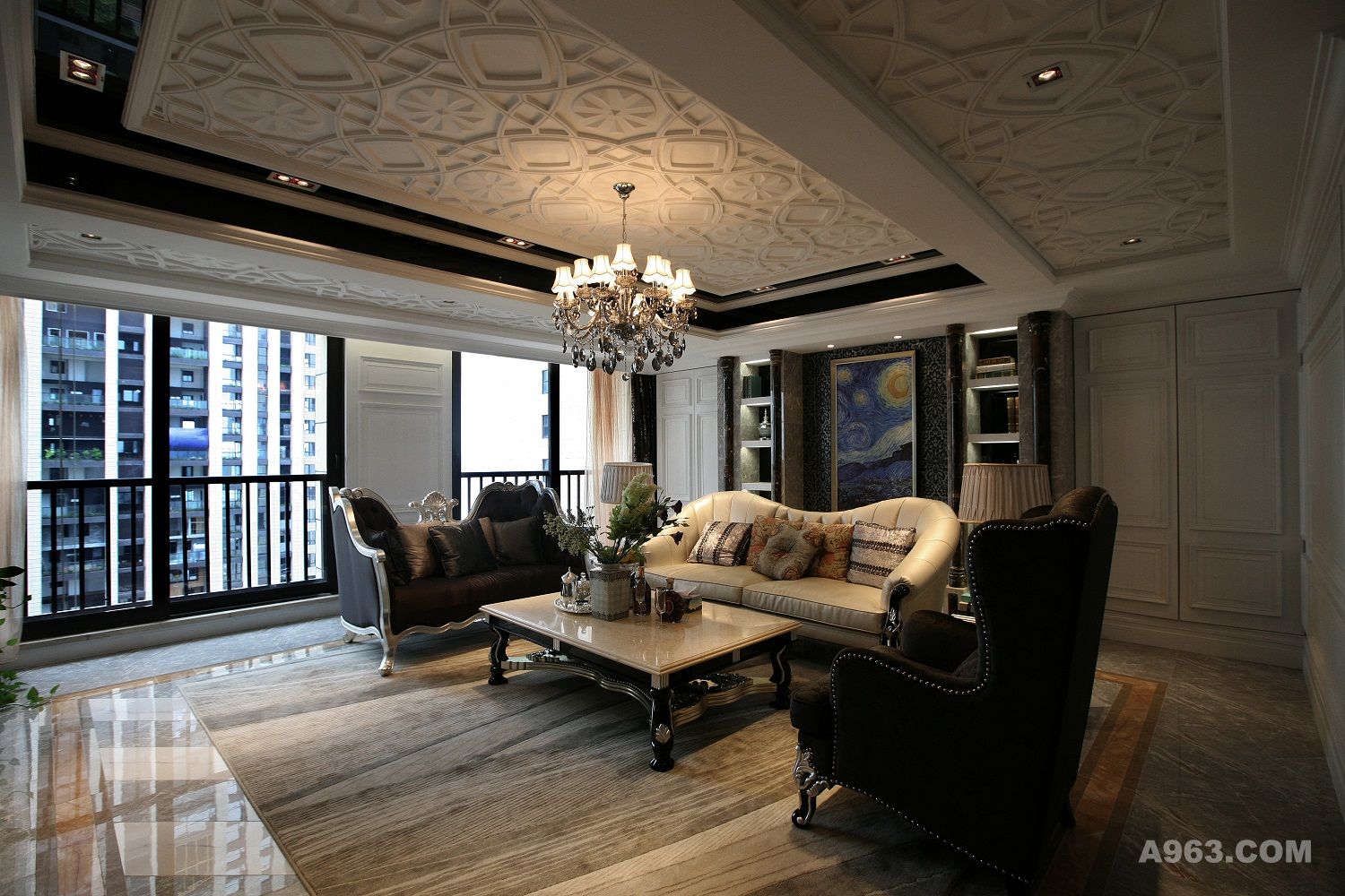 客厅：描银造型家具与天花呼应，选用欧式水晶吊灯。在整体的色彩选择上以浅色调为主，复古而不失时尚欧式新贵族气息得以体现。