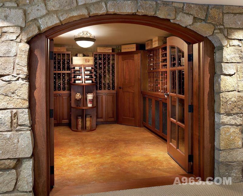 
4.仿古做旧的装饰风格，室内光线黯淡，实用性高于外观体验，适合学究式葡萄酒爱好者设计，储藏量达1500支标准瓶以上。
