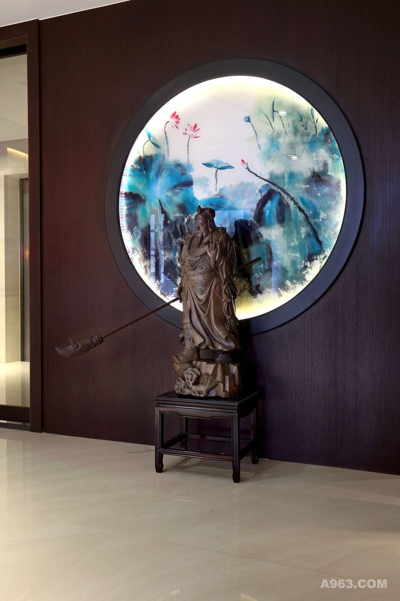 牆面飾以彩繪玻璃，神像站在荷花意象的背景，自然呈現一處藝術端景。