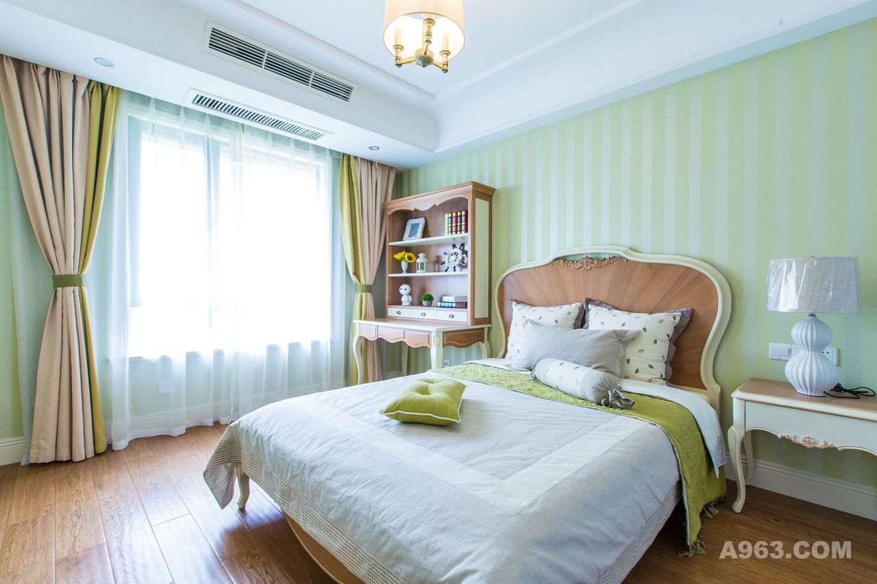 儿童房选用了较英伦感觉的绿色暗花竖条墙纸，窗帘搭配了米色和绿色，与原木色的家具很好的结合在一起，童趣又不失高贵