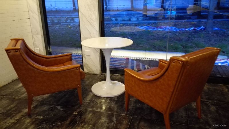 实木框架皮制餐椅，玻璃钢餐桌。
