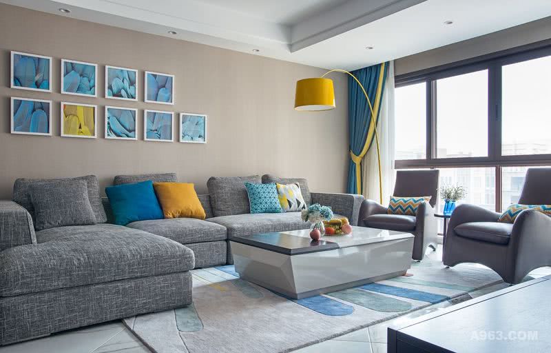 简洁自然的客厅以其灰色的格调显得尤为特别，地毯、窗帘等色彩呼应给整个空间加入跳跃的灵动感。电视墙一面并没有做过多的装饰，而是采用黑白的极简搭配，更添时尚感。