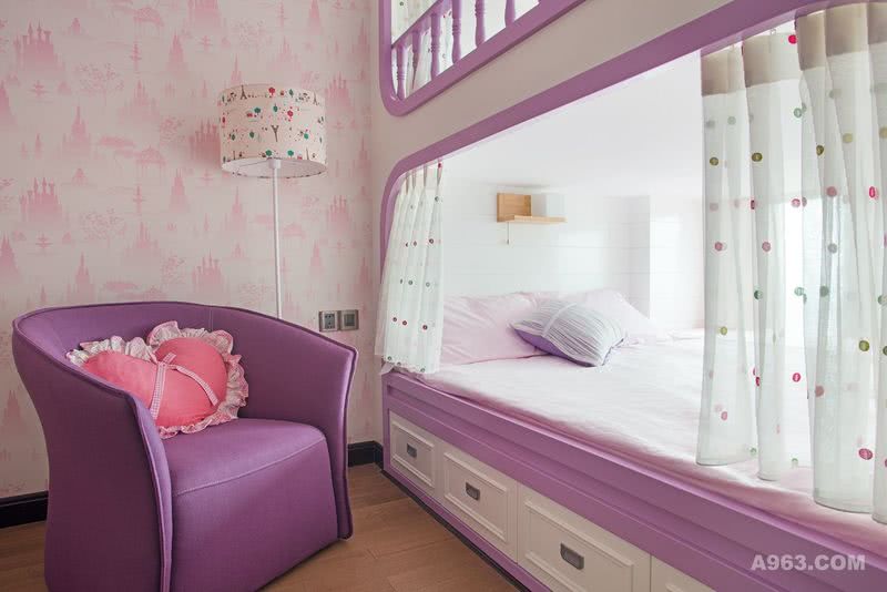 儿童房则用了梦幻唯美的紫色系高低床，不仅可供两个小朋友休息，甚至是玩伴们一起在这里嬉戏玩闹都不会拥挤，像一个城堡，守护小公主的美妙幻想。