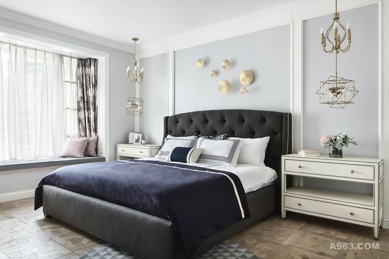 轻奢，一种无负担、有品质的生活态度。
轻奢主义无关金钱与其他，就像卧室里并没有奢靡的装潢也没有华丽丽的装饰。只有刚好合适的淡淡舒适感。
 家的装修效果图
黑色与深蓝的床、床品，向人们宣示着这是一个静谧的休憩空间。