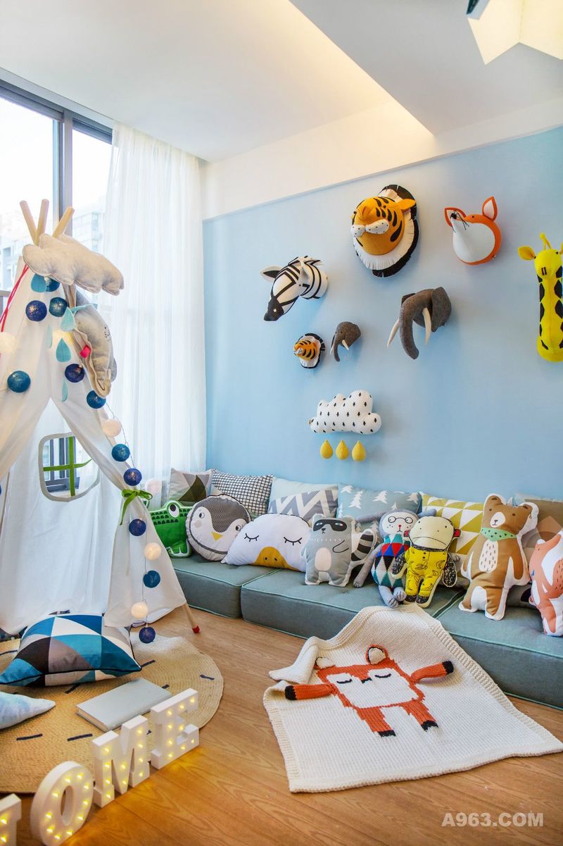 在孩子的专属卧室中，色彩缤纷的特色玩偶、图案丰富有趣的地毯与装饰性帐篷可谓是房间的焦点，充满了童趣。