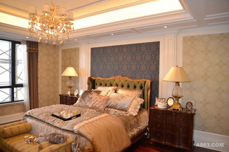 整个卧室空间适中，床头背景采用墙板与墙布结合做装饰，金色吊灯与床头边框颜色相呼应，使空间迸发出奢华之气