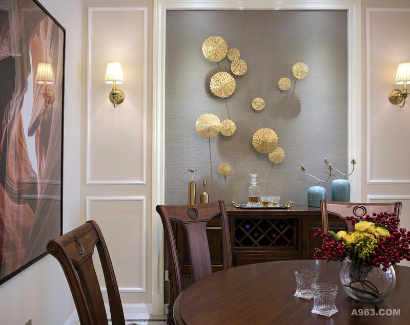 餐厅墙面的挂饰，精致典雅，配合铜质吊灯，让空间的细节更加精致起来。