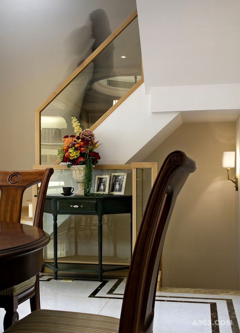 楼梯间也是简单大气的色调，通透的玻璃护栏，橡木色的实木扶手，让空间更加通透。