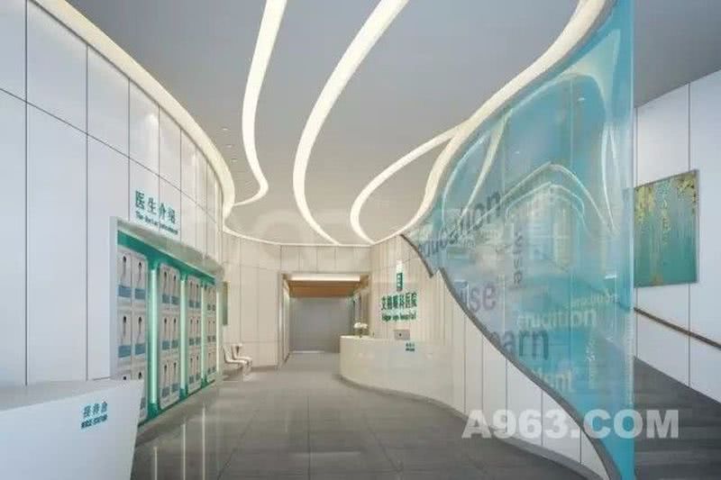 大厅的曲面墙体和吊顶流线型LED灯带相呼应，使空间线条柔和生动