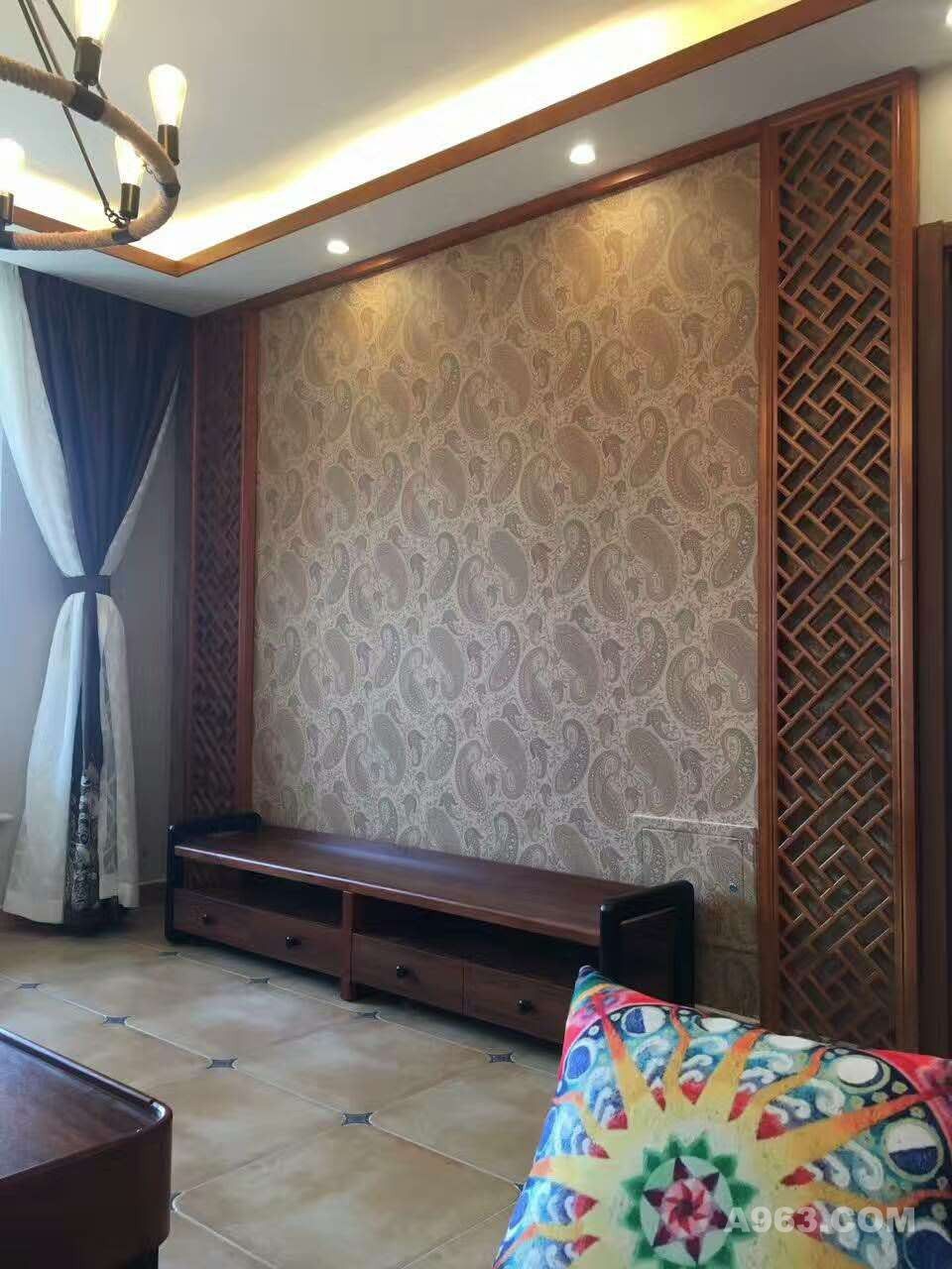 电视背景墙的定制东南亚镂空木质花格背景墙作为整个空间的亮点
