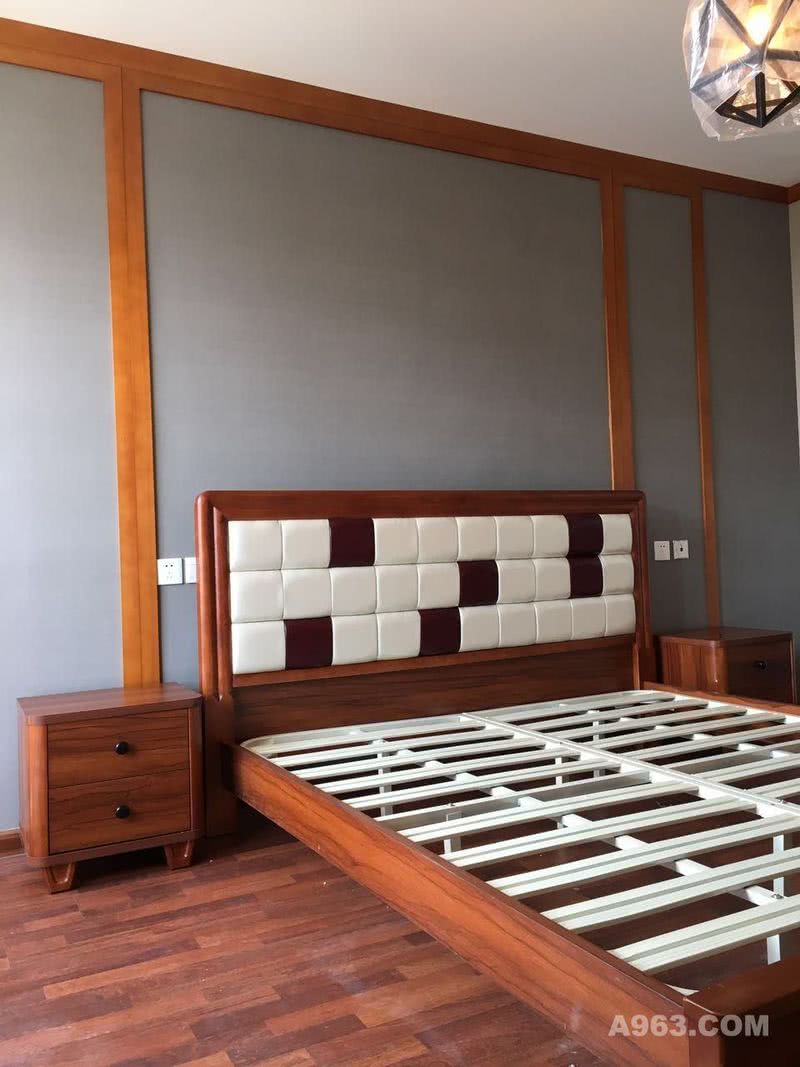  主卧室床头背景墙用木质线条勾勒，区分，加以壁纸装饰，后期用装饰画装饰，安静温馨美观