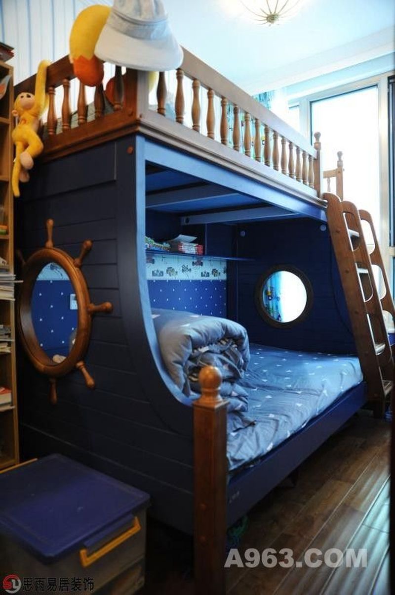 儿童房装修风格随意，用色大胆，主要以蓝色为主，一张美式风格的海盗船双层小床，而且床铺、收纳箱和椅子都使用了蓝色，使整个儿童房看起来很和谐，十分适合男孩的一个小天地。再搭配原木质的衣柜，既呼应整体家居风格，又弥漫着淡淡的美式味道。