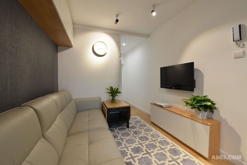 电视背景墙没有过多的装饰，采用白墙配上装饰柜，使整个空间更宽阔。
