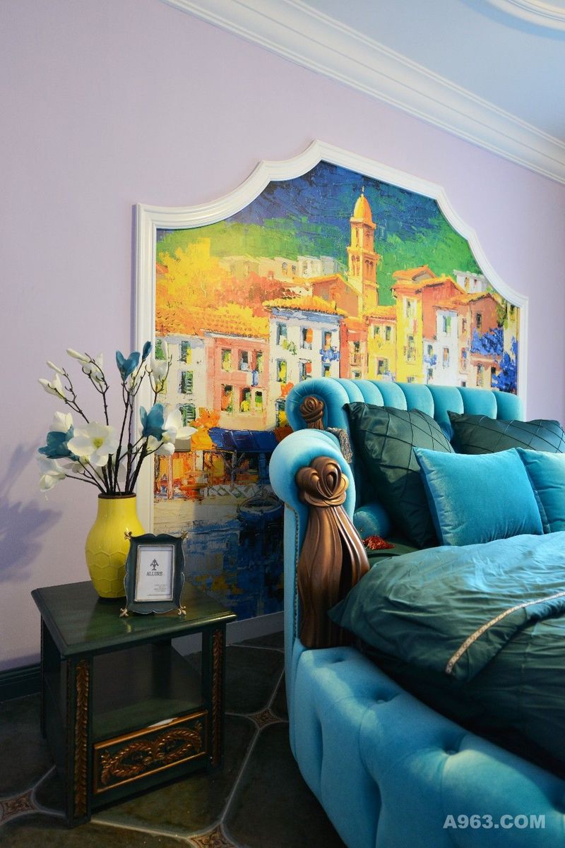 突出了生活的舒适和自由，不论是感觉笨重的家具，还是带有颜色丰富的配饰，特别是在墙面壁画选择上，自然、怀旧、散发着浓郁凝土芬芳的色彩。