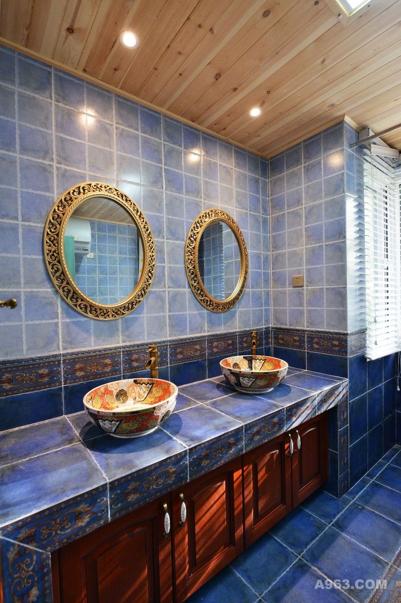 用精致的花纹肌理瓷砖铺设的蓝色卫生间，让人感觉更加的精密自然。