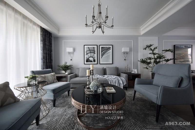 轻轻浅浅的灰色空间里，造型优美的沙发与极具现代风格的金属茶几巧妙并置融合，让空间尽显高贵和雅致。